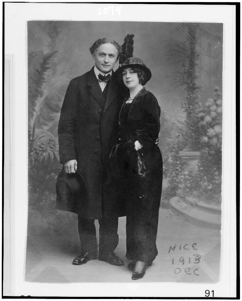 Harry y Bess Houdini posan juntos en Niza, Francia, en 1913
