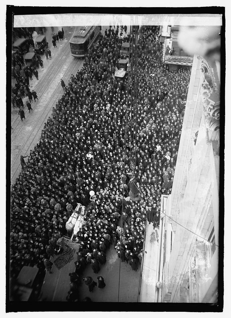 Una multitud observa a Houdini colgado de un edificio en Washington en 1922